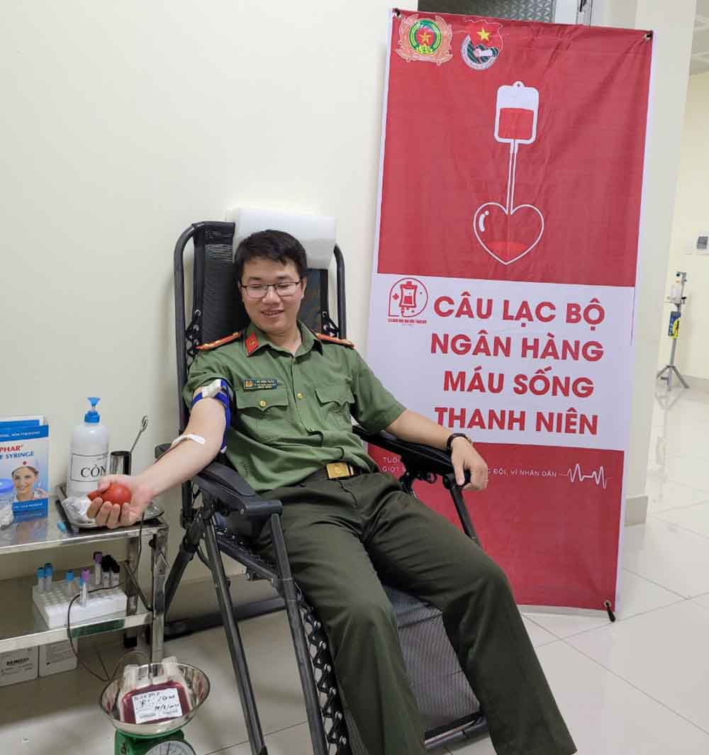 Thượng úy Lưu Minh Tuấn hiến máu cứu bệnh nhân qua cơn nguy kịch.