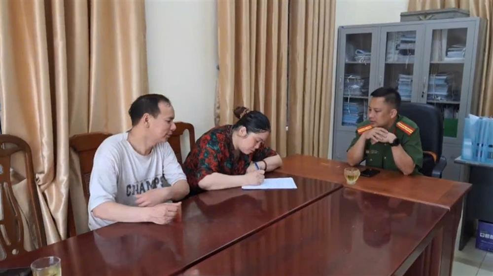 . Vợ chồng anh Ron tại cơ quan Công an sau khi được hỗ trợ, giúp đỡ kịp thời.