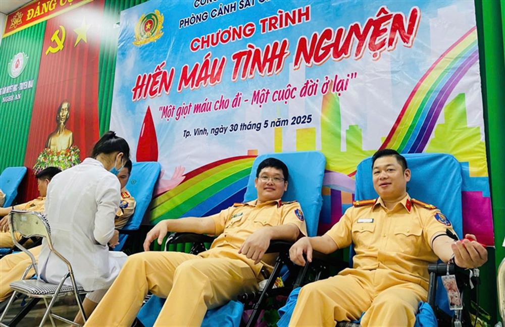 Trung tá Hoàng Lê Anh, Phó Trưởng phòng CSGT (ngoài cùng bên phải) kịp thời hiến máu, giúp cháu Lang Tâm Dy qua cơn nguy kịch