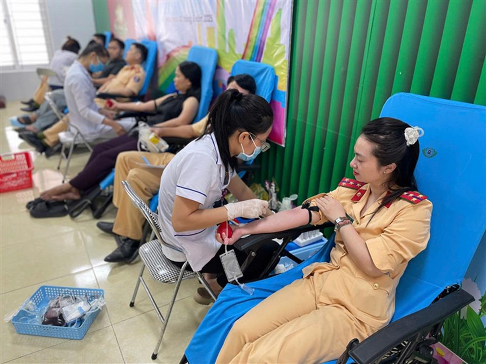 Cán bộ, chiến sĩ Phòng CSGT tham gia hiến máu tình nguyện.