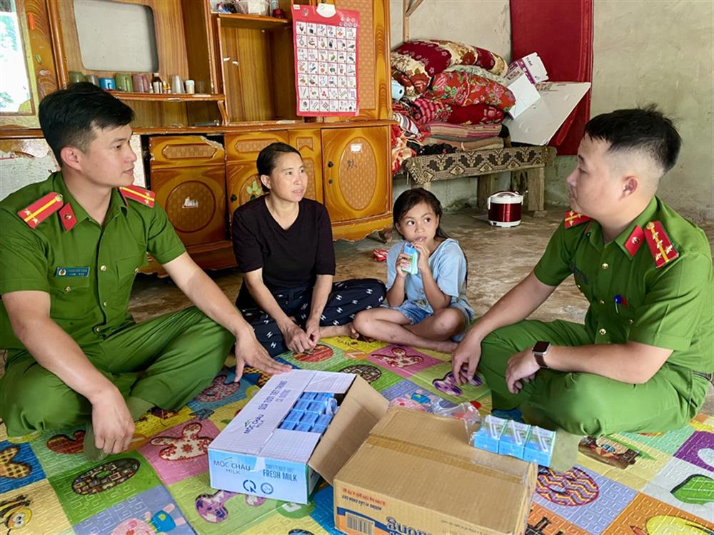 Công an xã Trung Sơn luôn đồng hành, sẻ chia những khó khăn của người dân nơi vùng cáo biên giới.