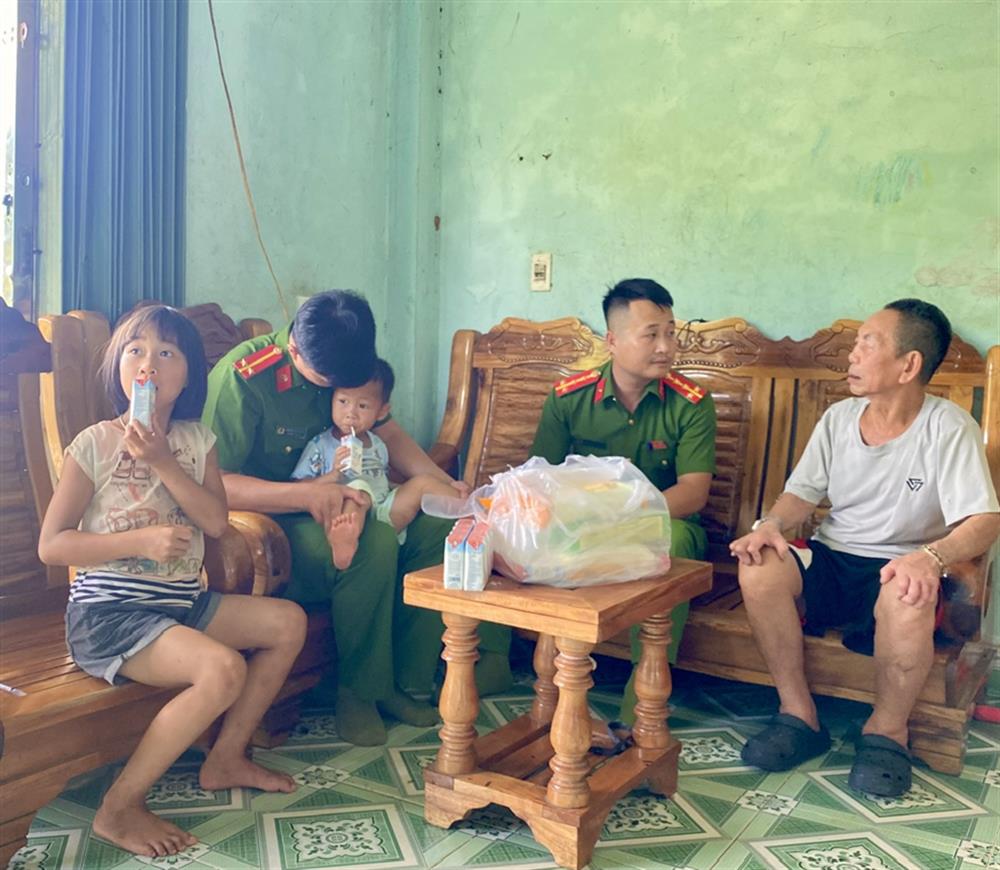 Hàng ngày Thượng úy Hà Văn Đức cùng đồng đội vẫn thường xuyên đến chăm sóc 2 chị em Đinh Thị Như Quỳnh và Đinh Mạnh Cường.