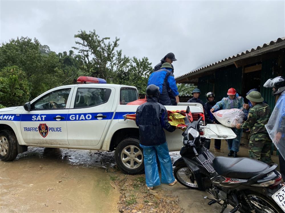 Huy động xe công vụ giúp dân "chạy lũ".