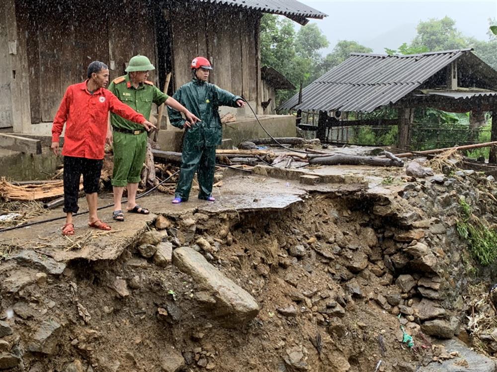 Kiểm tra các điểm sạt lở.