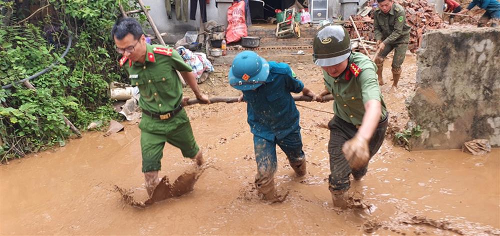 Cán bộ, chiến sỹ tích cực giúp nhân dân khắc phục hậu quả mưa lũ.