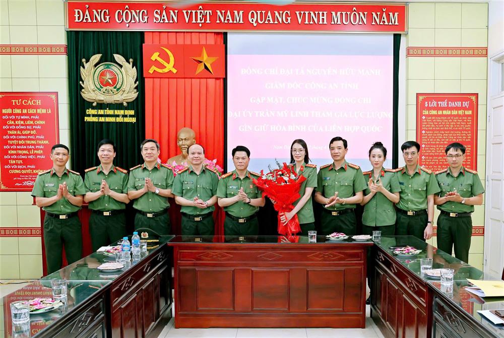 Đại tá Nguyễn Hữu Mạnh, Giám đốc Công an tỉnh tặng Giấy khen, chúc mừng và giao nhiệm vụ cho Đại úy Trần Mỹ Linh trước khi lên đường thực hiện nhiệm vụ.