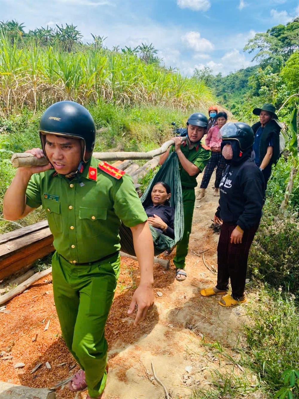 Công an xã Phước Tân hỗ trợ đưa sản phụ về Trạm y tế an toàn.