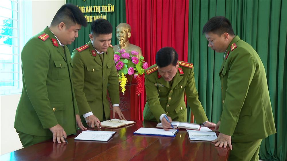 Trung tá Nguyễn Anh Tuấn triển khai kế hoạch đấu tranh, phòng ngừa tội phạm.
