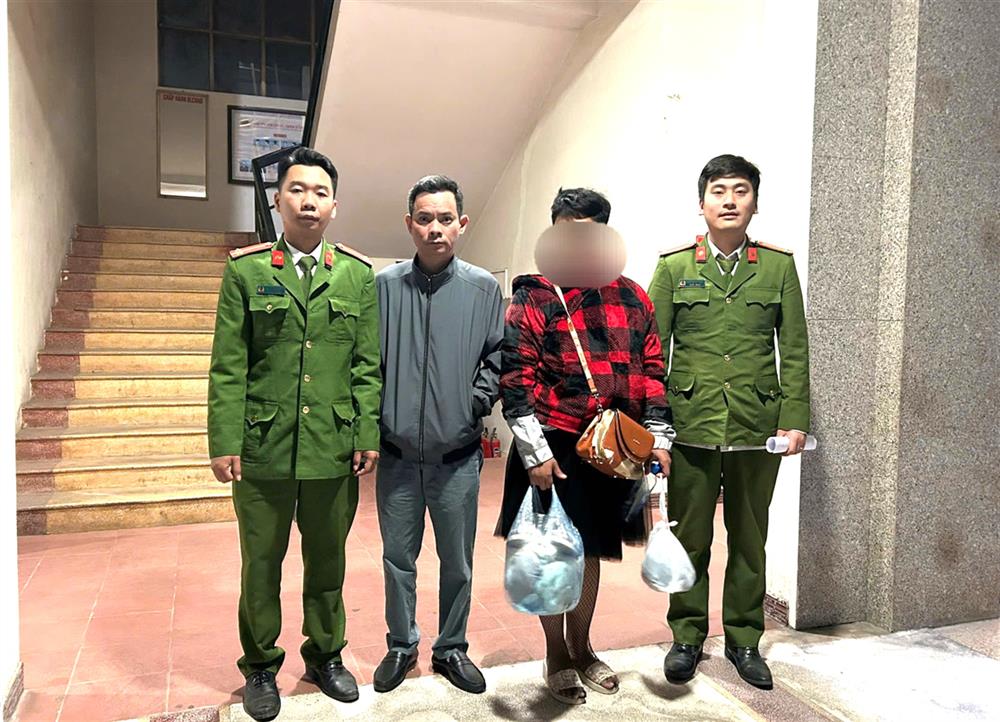 1. Công an xã An Nhân cử cán bộ trực tiếp đưa cháu Đỗ Thị Dung (mặc áo kẻ đỏ) về trụ sở Công an phường Thạch Bàn và bàn giao cho gia đình đón cháu trở về nhà an toàn.