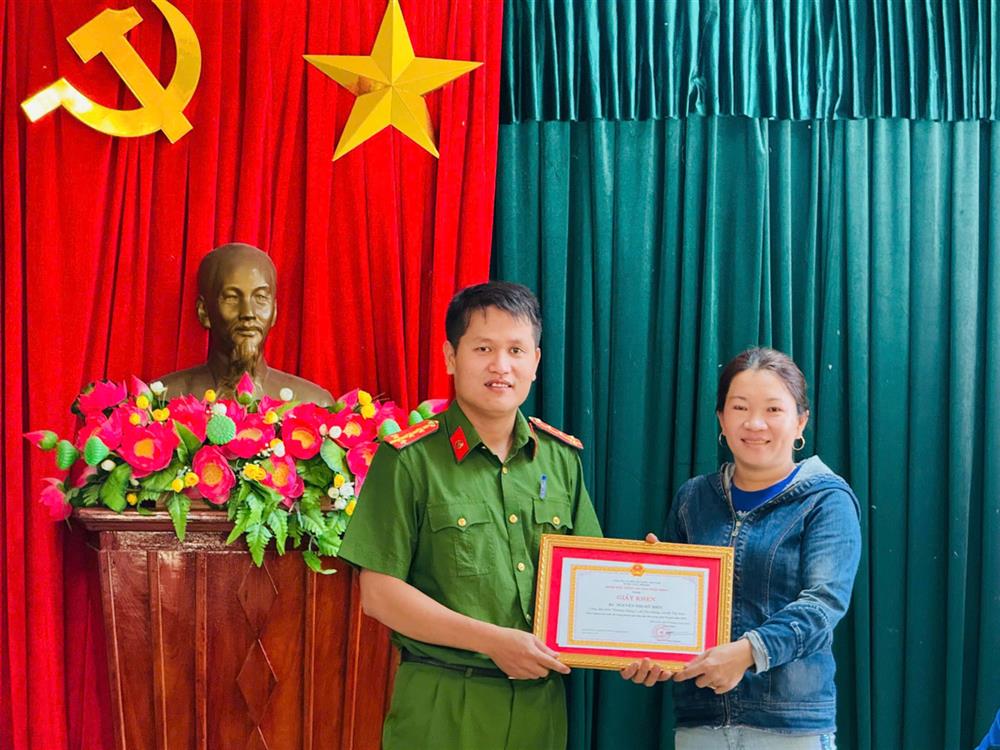 Thừa ủy quyền của Giám đốc Công an tỉnh Bình Định, Công an xã Tây Giang, huyện Tây Sơn trao Giấy khen tặng chị Nguyễn Thị Mỹ Hiếu.