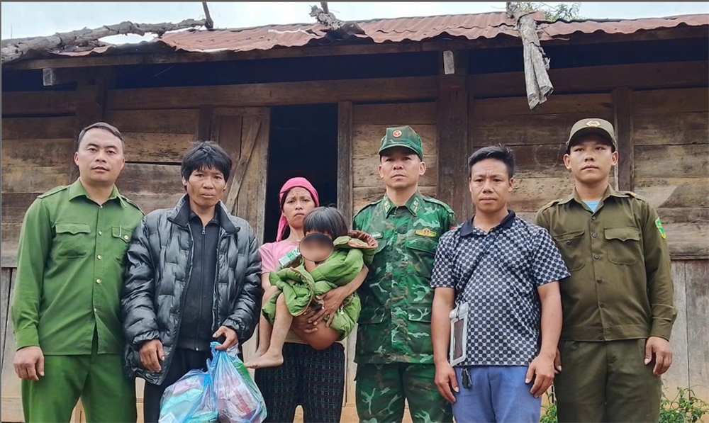 Lực lượng tìm kiếm đưa cháu bé về với gia đình an toàn.