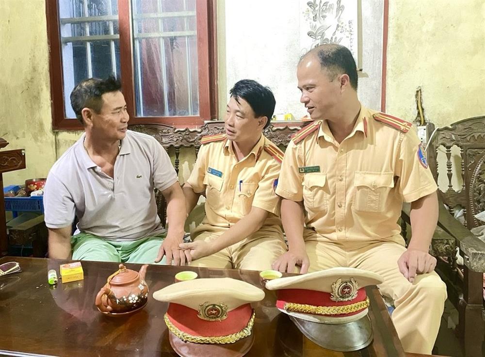 Cán bộ, chiến sĩ Phòng Cảnh sát giao thông Công an tỉnh Hà Nam đến thăm hỏi, động viên sức khỏe ông Thanh.