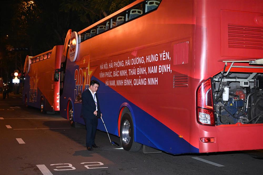 Kiểm tra xe nghi trượng tham gia Diễu binh, diễu hành.