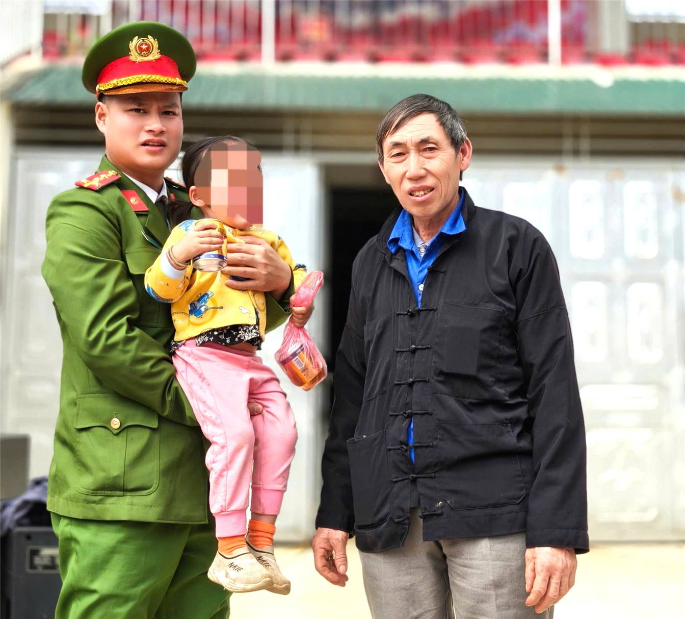 Lực lượng Công an đưa cháu bé bị lạc về với gia đình an toàn.