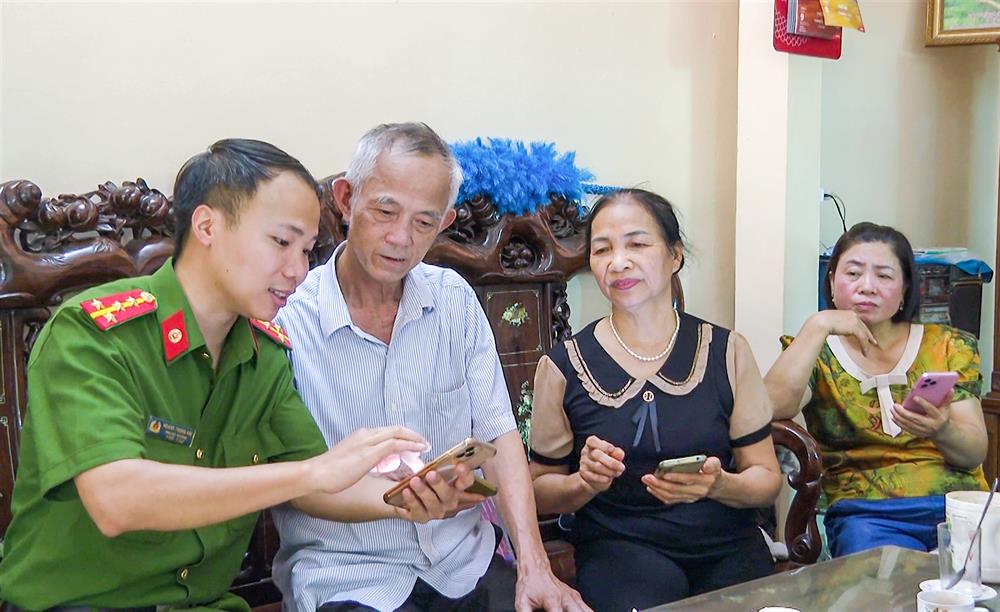 Đại úy Hoàng Trọng Hải tuyên truyền, hướng dẫn người dân phòng ngừa tội phạm trên không gian mạng.