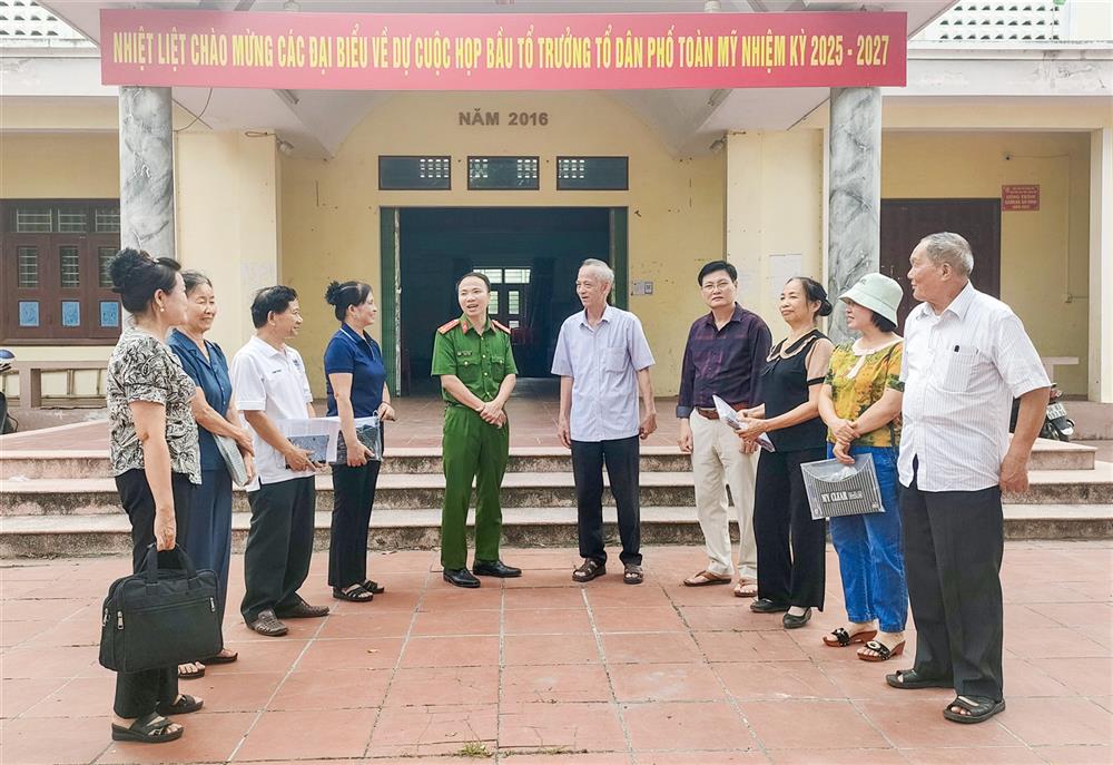 Đại úy Hoàng Trọng Hải trao đổi, nắm tình hình liên quan đến công tác an ninh, trật tự tại địa bàn.