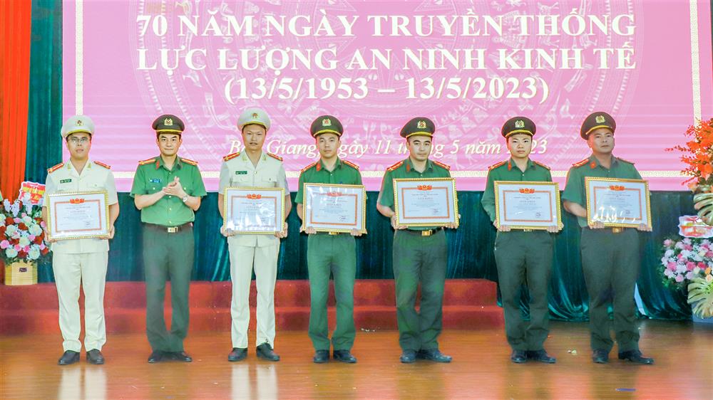 Đại úy Hoàng Trọng Hải (thứ 2 từ phải sang) được Giám đốc Công an tỉnh tặng Giấy khen vì có thành tích xuất sắc trong đấu tranh phòng, chống tội phạm.
