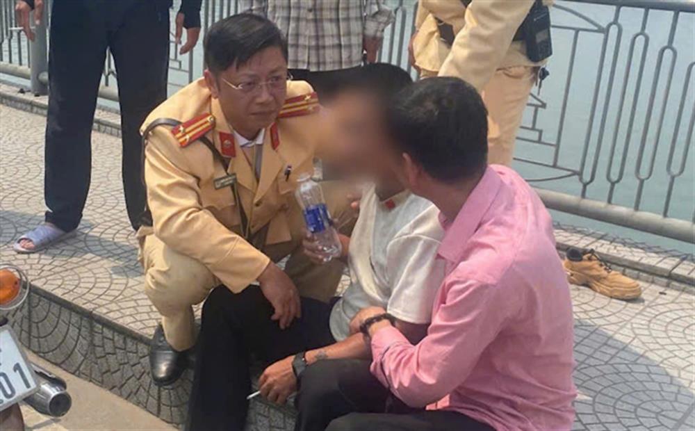 Cảnh sát giao thông thành phố Huế phối hợp người dân ngăn chặn nam thanh niên có ý định tự tử.