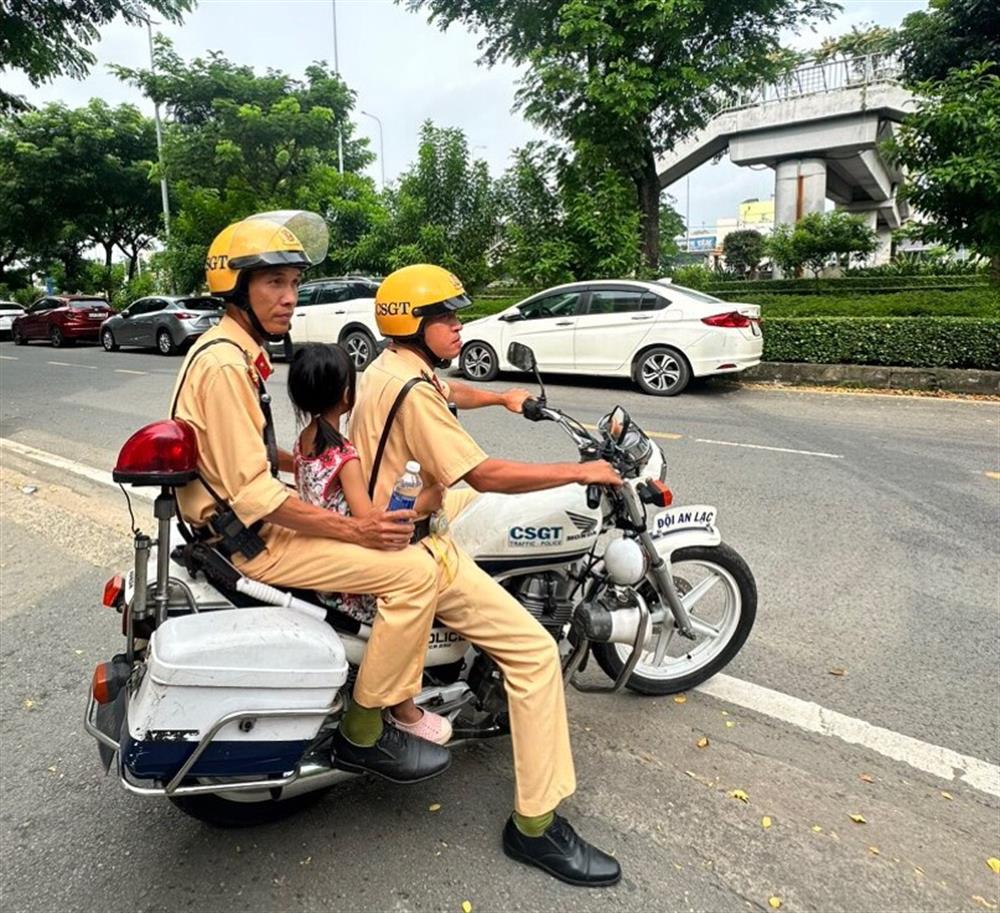Tổ công tác sử dụng xe đặc chủng hỗ trợ đưa cháu bé đi lạc về với gia đình.