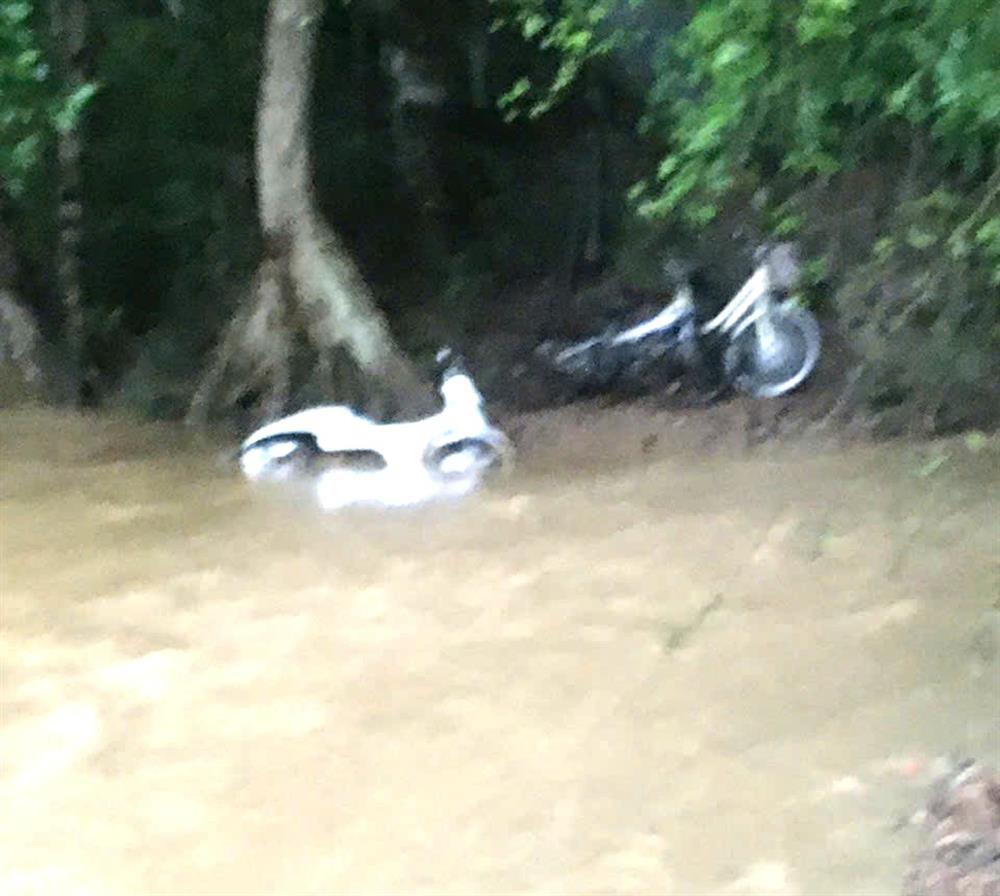 Khu vực suối Cái tại tổ 5, phường Thống Nhất, thành phố Hòa Bình do mưa lớn bất ngờ làm nước suối dâng cao, chảy xiết.