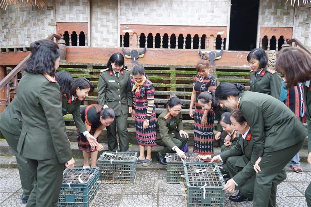 Hội Phụ nữ Công an TP trao sinh kế tặng phụ nữ đồng bào dân tộc Cơ Tu có hoàn cảnh khó khăn người