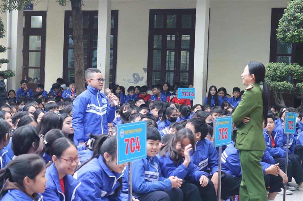 Phụ nữ Công an Hải Phòng tuyên truyền về phòng tránh xâm hại tình dục, bạo lực học đường và phòng chống tác hại thuốc lá cho các em học sinh.