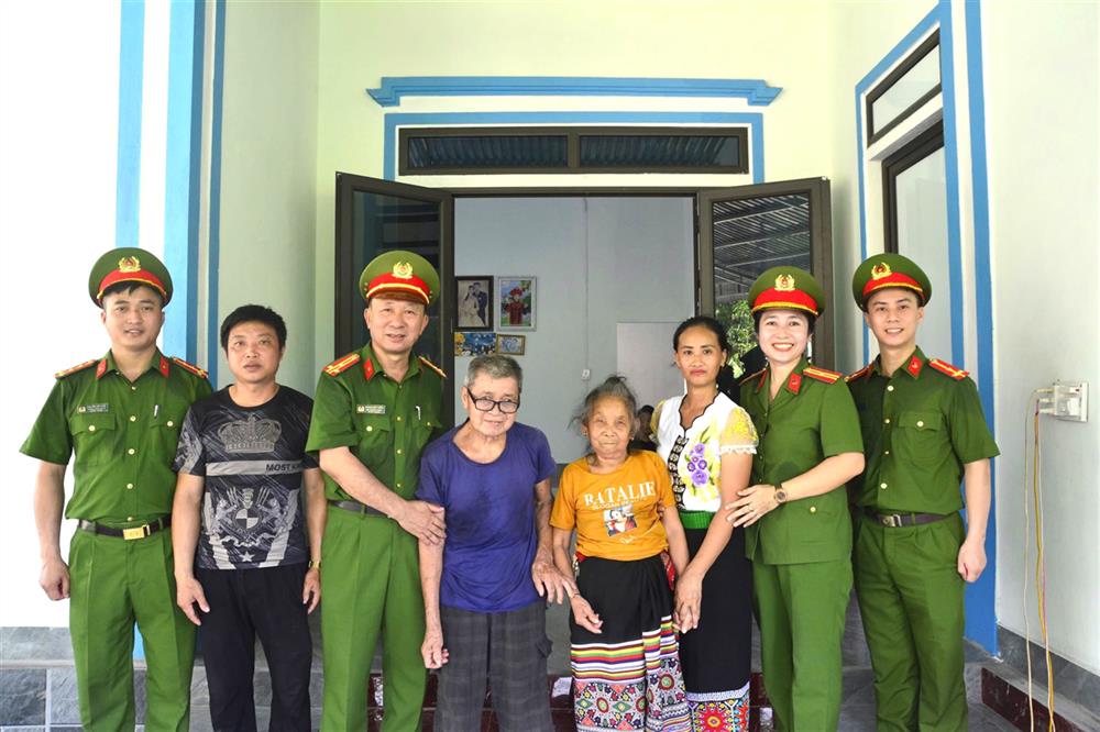 2. Anh Lương Phôm Mi rất vui mừng, xúc động được nhận căn nhà mới khang trang, kiên cố.