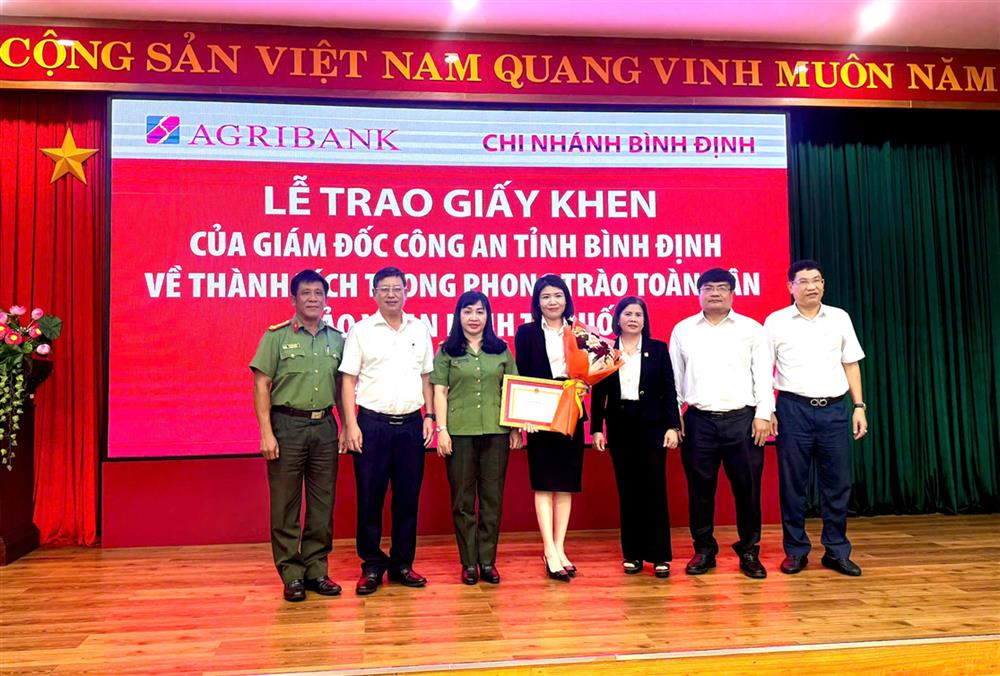 Công an tỉnh Bình Định trao Giấy khen tặng chị Nguyễn Lâm Thanh Thủy.