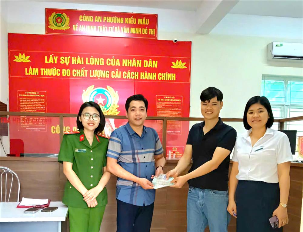 Công an phường Đồng Xuân và anh Vũ Văn Bắc trao lại tài sản cho anh Nguyễn Đình Hiệp.