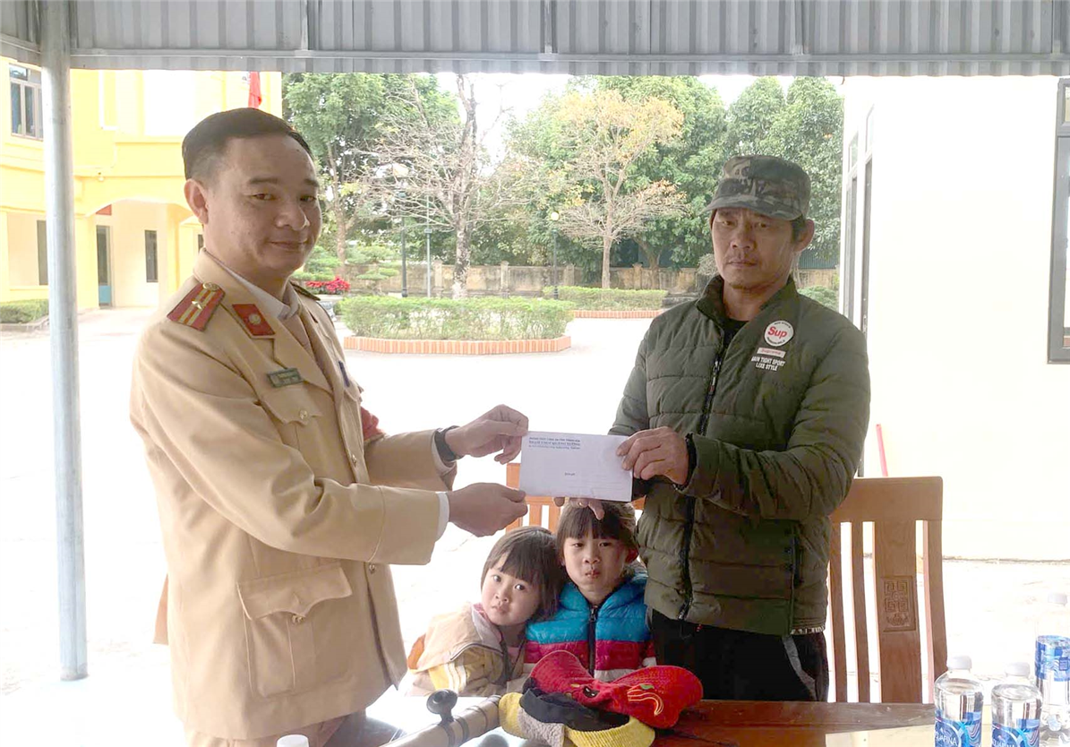 Trạm Cảnh sát giao thông Quảng Xương quyên góp, hỗ trợ gia đình anh Cường gần 8 triệu đồng.
