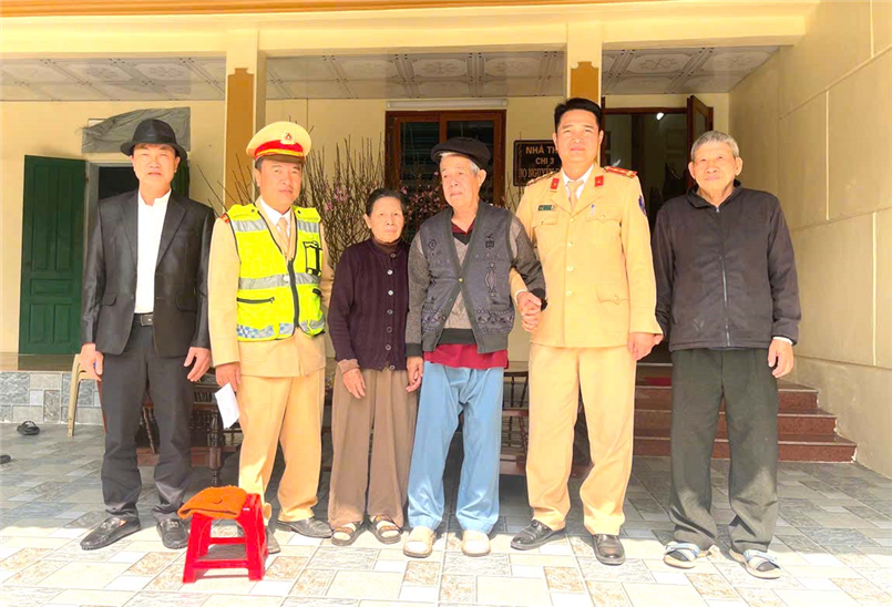 Tổ công tác Đội Cảnh sát giao thông số 2 đưa ông Chính về gia đình.