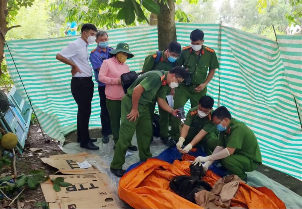 Thiếu tá, Bác sĩ Nguyễn Việt Triều chia sẻ kinh nghiệm và thảo luận cùng đồng đội trong khám nghiệm hiện trường vụ án.