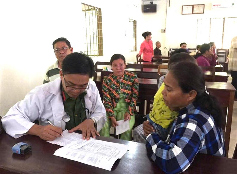 Thiếu tá, Bác sĩ Nguyễn Việt Triều tham gia Đoàn Công an tỉnh tổ chức khám, chữa bệnh giúp người dân tại địa bàn vùng sâu, vùng xa .