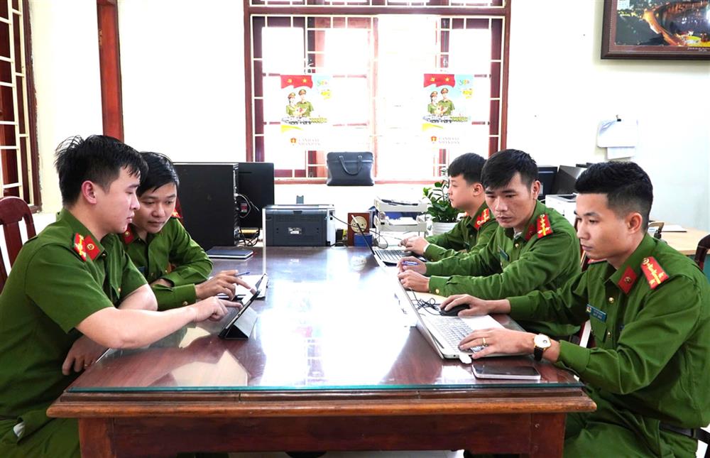 Thượng úy Nguyễn Doãn Đạt cùng đồng đội nghiên cứu, lập trình ứng dụng phần mềm.