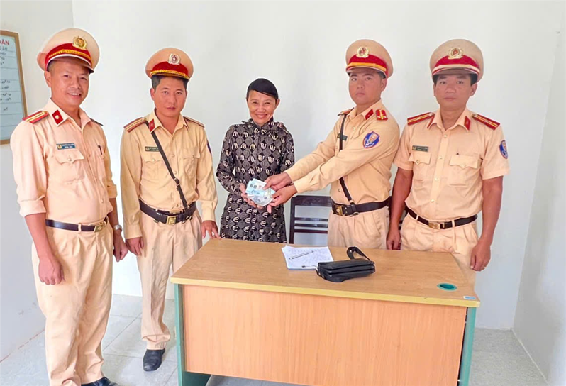 Tổ công tác trao trả tài sản cho bà Nguyễn Thị Thuận.