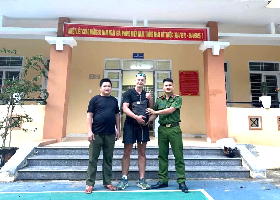 Công an xã Trường Hà (Hà Quảng, Cao Bằng) và anh Hùng trả lại tài sản bị mất cho du khách nước ngoài.