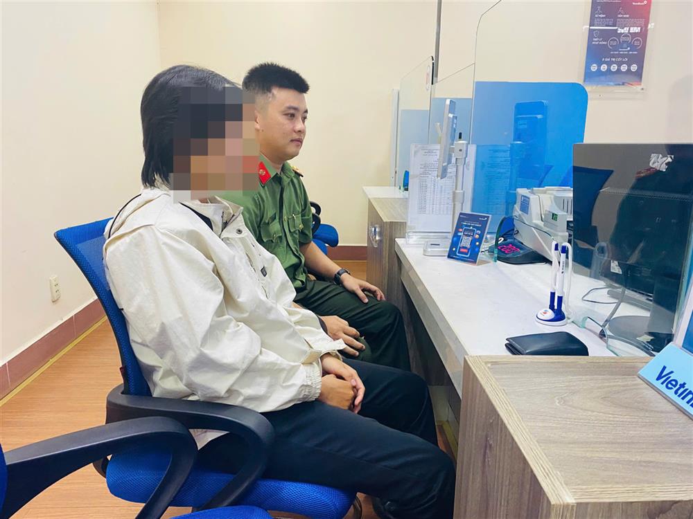 Cán bộ Phòng An ninh mạng và phòng, chống tội phạm sử dụng công nghệ cao Công an tỉnh cùng chị L.T.K.P đến ngân hàng để kiểm tra số tiền chuyển khoản nhầm.