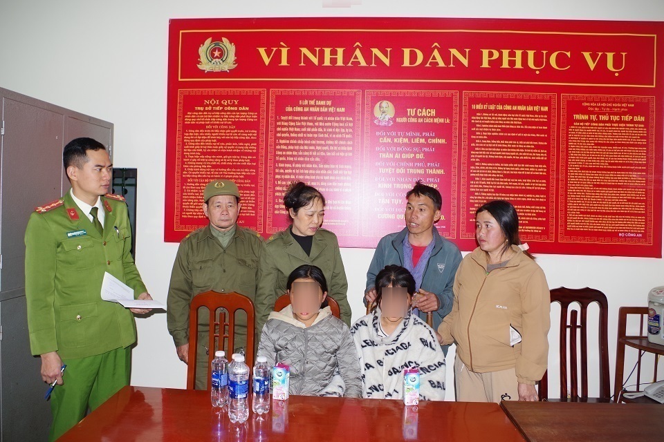 Công an phường Tân Sơn (Hà Nam) giúp đỡ hai cháu gái ở tỉnh Sơn La bị lạc về với gia đình.