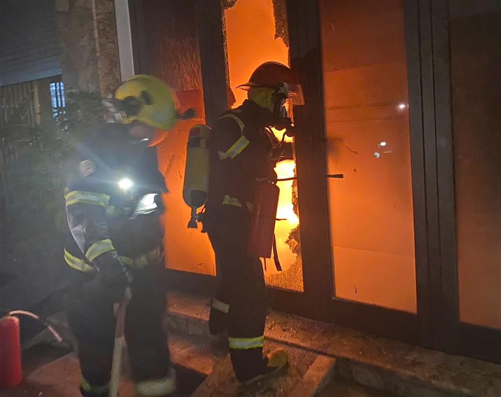 Công an quận Ngô Quyền đã khẩn trương triển khai thang cứu người và phá cửa, triển khai đội hình phun nước dập đám cháy.