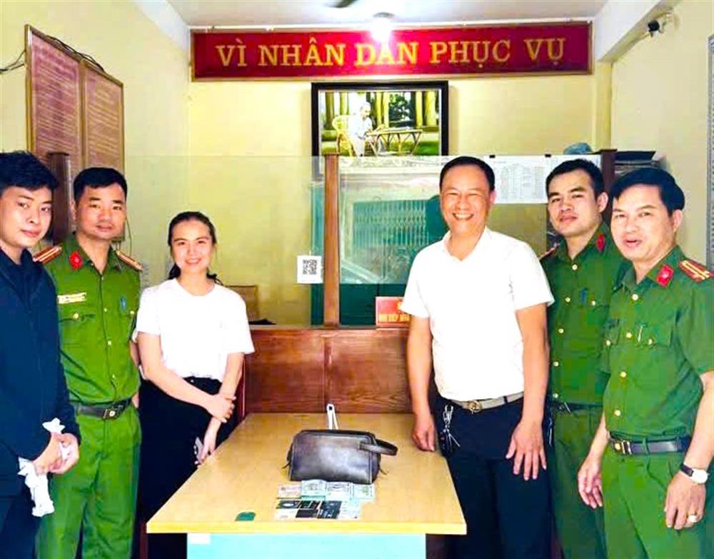 Công an phường Phương Lâm trao trả tài sản cho anh Nguyễn Thanh Bách.