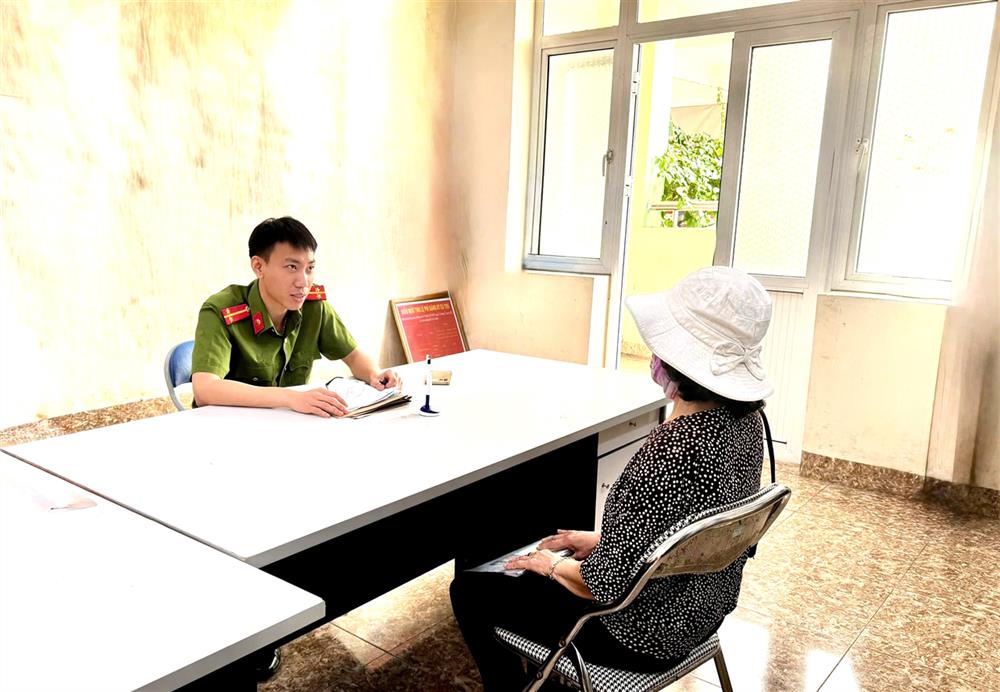 Cán bộ Công an phường hướng dẫn người dân nâng cao cảnh giác với các hành vi lừa đảo qua mạng.