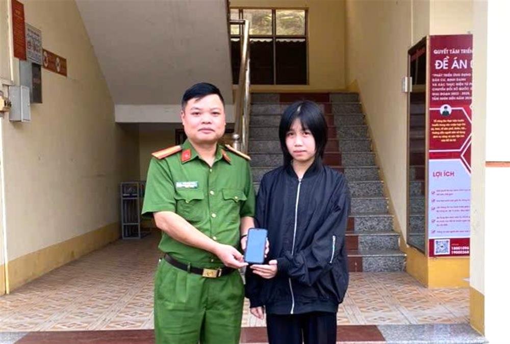 Cán bộ Công an phường Tân Giang trao trả tài sản cho người đánh rơi.