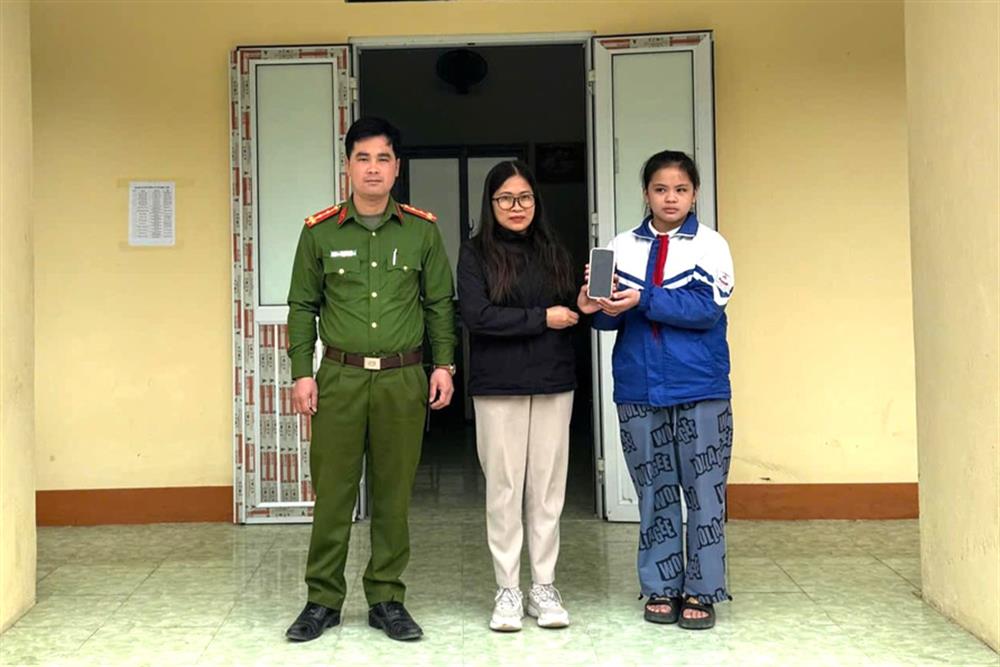 Cán bộ Công an xã Độc Lập và cháu Bế Linh Chi trao trả tài sản cho người đánh rơi