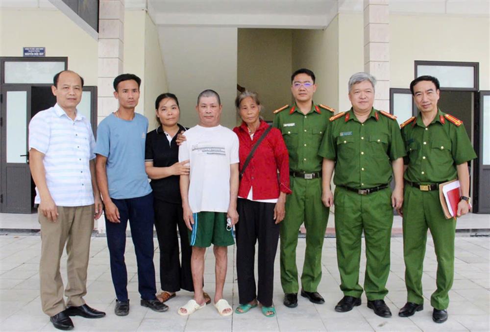 Phòng Cảnh sát quản lý hành chính về trật tự xã hội Công an hai tỉnh Phú Thọ và Hòa Bình phối hợp với Trung tâm Công tác xã hội và Quỹ Bảo trợ trẻ em tỉnh Hòa Bình đưa anh Đinh Văn Tuyến trở về với gia đình.