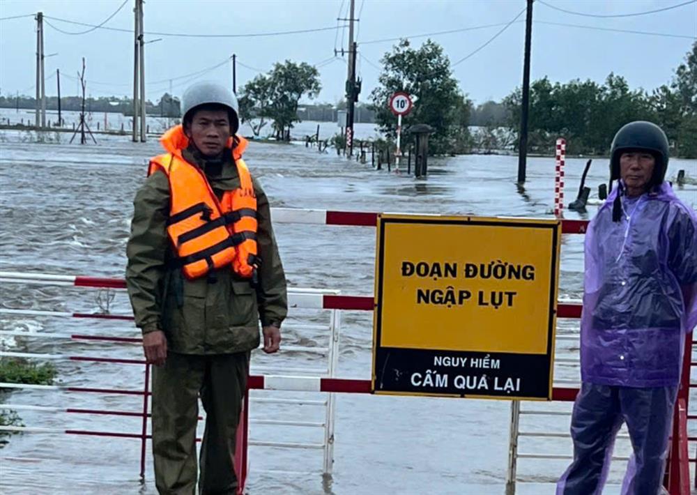 Lực lượng Công an xã lắp đặt biển cảnh báo mưa lũ.