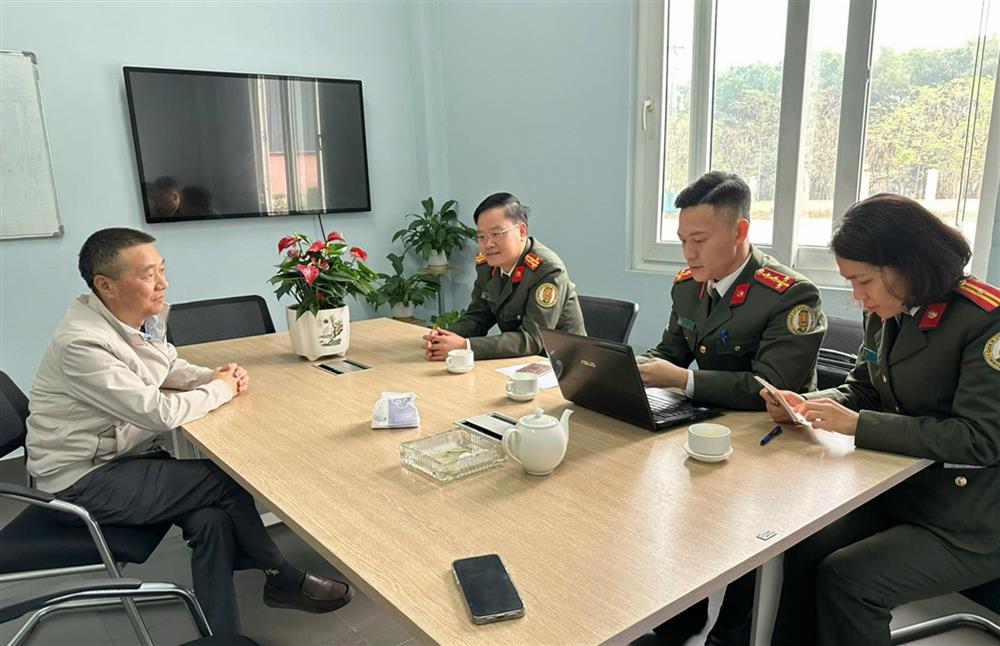 Phòng Quản lý xuất nhập cảnh Công an tỉnh Tuyên Quang làm việc với đại diện lãnh đạo Công ty TNHH Huiling Wood Products.