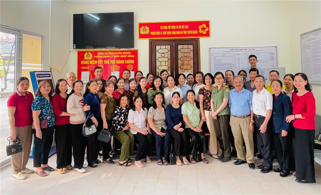 Hội viên Hội Cựu giáo chức huyện Yên Sơn được hỗ trợ làm thủ tục cấp hộ chiếu trong thời gian ngắn nhất.