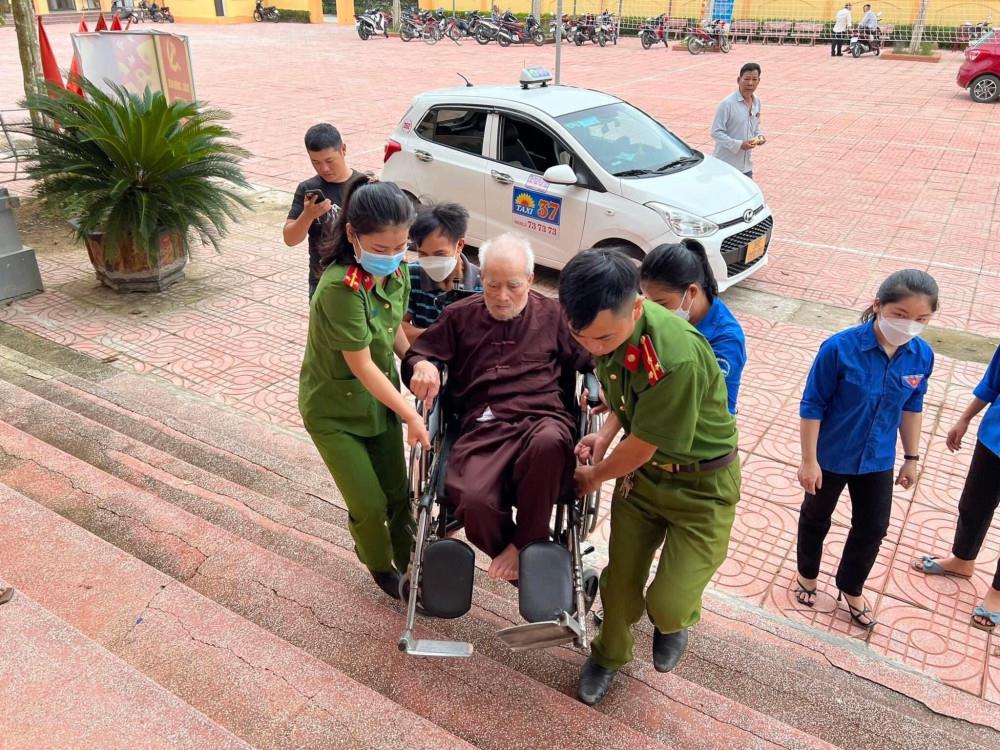 Thượng úy Trần Trung Hiếu cùng đồng đội trong chiến dịch cấp căn cước cho công dân.