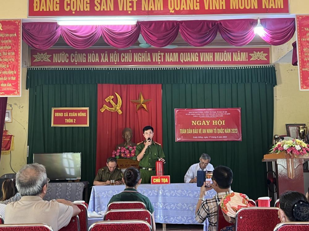 Thượng úy Trần Trung Hiếu phát động phong trào Nhà tôi có bình chữa cháy.