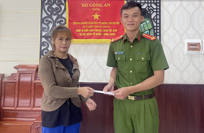 Bà Hồ Thị Xuân trao Thư cảm ơn cho Trung úy Trần Thanh Phương.